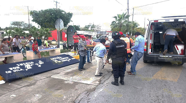 Empleado municipal se lesiona al caer de camioneta en movimiento