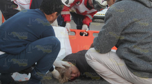 Dama pierde el control de su motoneta y derrapa por más de diez metros