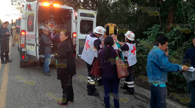 Autobús cae a un barranco en el kilómetro 15 de la carretera Tuxpan-Tampico