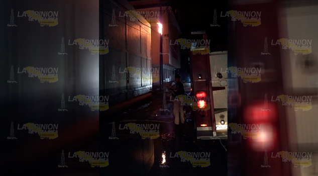 Incendian un poste de luz en Martínez de la Torre