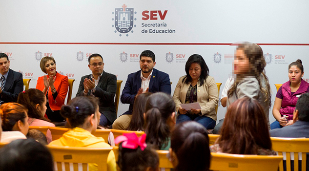 Entrega SEV becas a madres jóvenes y embarazadas