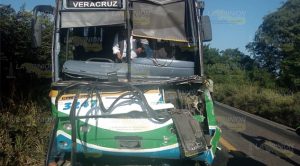 Se accidenta autobús de TRV cerca de Vega de Alatorre