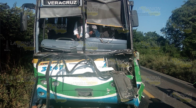Se accidenta autobús de TRV cerca de Vega de Alatorre