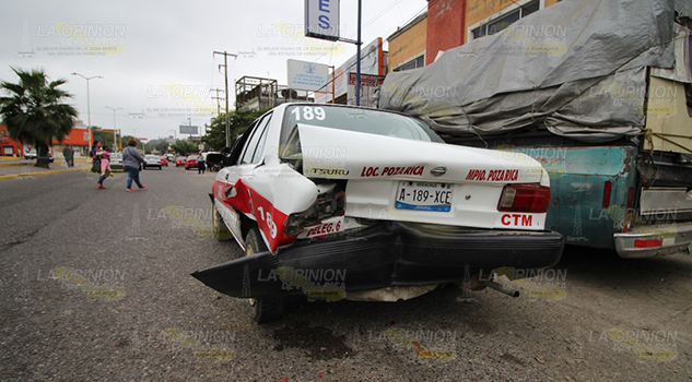Camioneta choca y huye