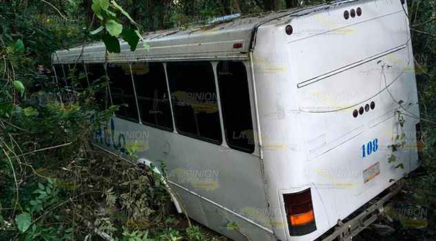 Autobús cae a un barranco en el kilómetro 15 de la carretera Tuxpan-Tampico