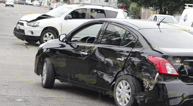 Fuerte choque de automóviles particulares, deja una lesionada y daños materiales