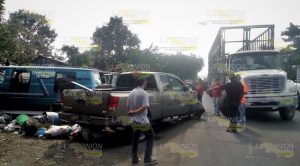 Carambola en Cerro Azul; chocan tres vehículos
