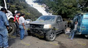 Carambola en Cerro Azul; chocan tres vehículos