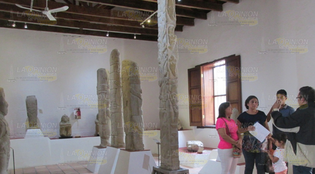turistas y visitantes admiraron los vestigios arqueológicos en Castillo De Teayo
