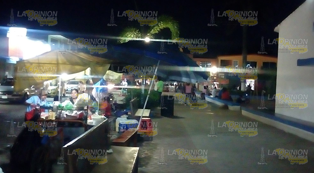 Comercios de Cazones inundados de moscas