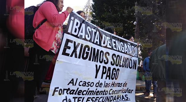 Protestan docentes en la SEV, por pago de prestaciones