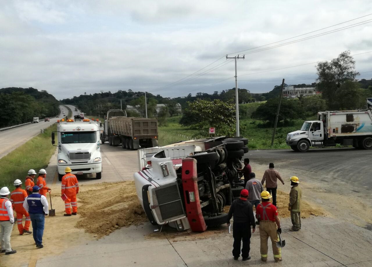 Vuelca en la autopista, Operador resultó lesionado