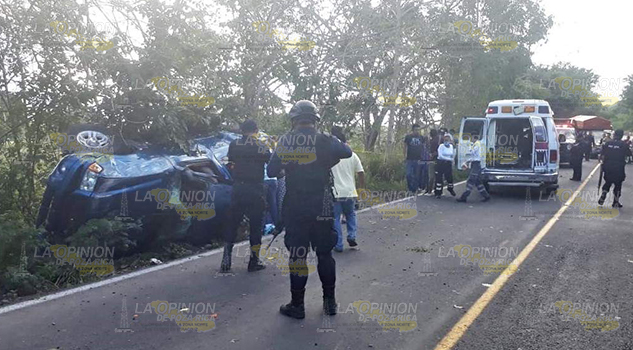 Un muerto y 2 heridos en brutal volcadura