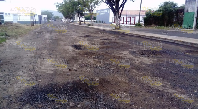Acceso al hospital destrozado, el Ayuntamiento le echa la bolita a Pemex