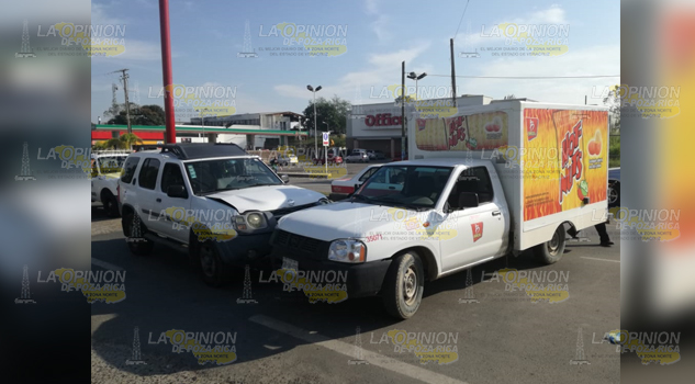 Intenta ganar el paso y choca sobre el bulevar Demetrio Ruiz Malerva en Tuxpan