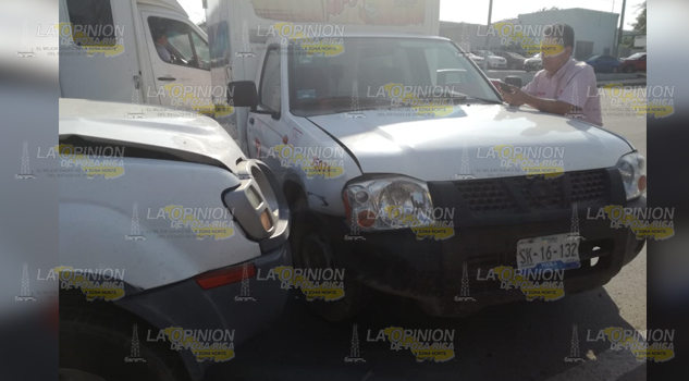 Intenta ganar el paso y choca sobre el bulevar Demetrio Ruiz Malerva en Tuxpan