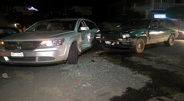 Dos heridos tras colisión de camionetas en la colonia Chapultepec