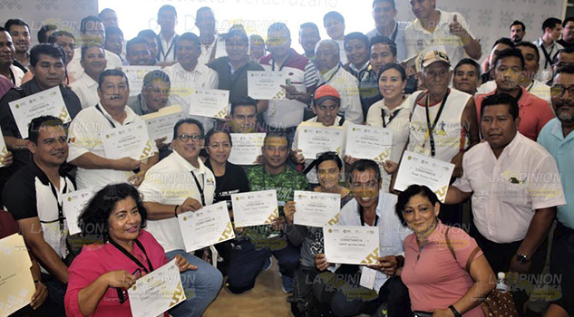 Comude asiste a convención