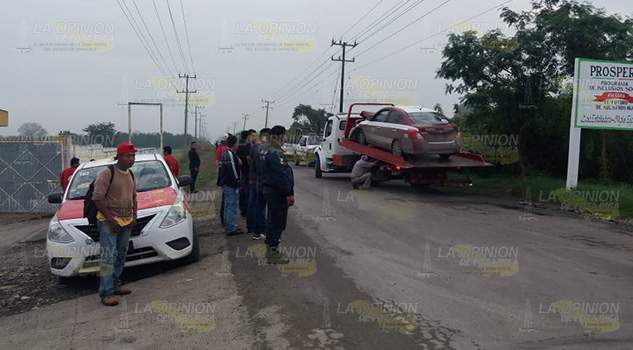 Taxista coyuteco embiste a camioneta pollera