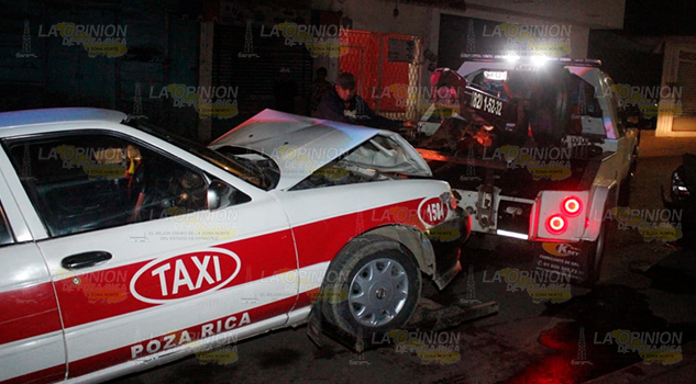 Taxista se duerme al volante