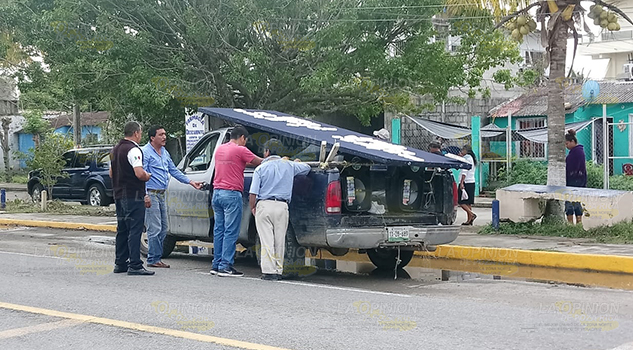 Empleado municipal se lesiona al caer de camioneta en movimiento