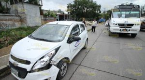 Choque en la colonia Palma Sola, autobús de pasajeros vs vehículo de empresa mueblera