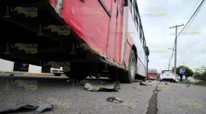 Choque en la colonia Palma Sola, autobús de pasajeros vs vehículo de empresa mueblera