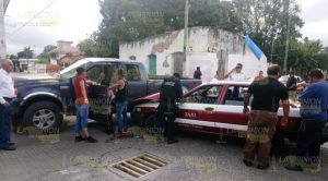 Taxi impacta a camioneta