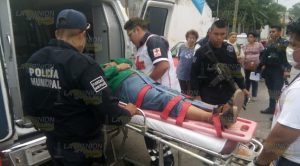 Taxi impacta a camioneta