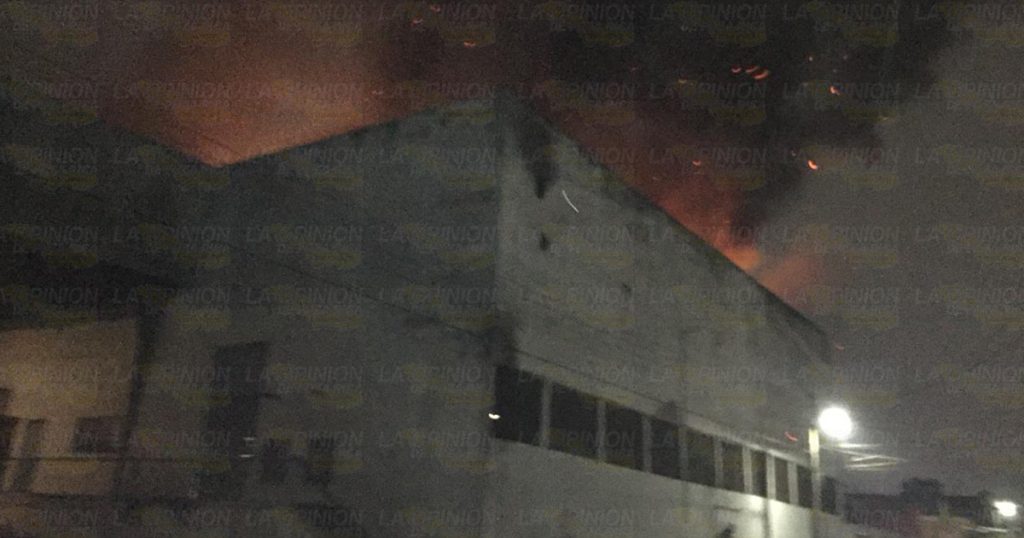 Espectacular incendio acaba con un almacén; en la Morelos.