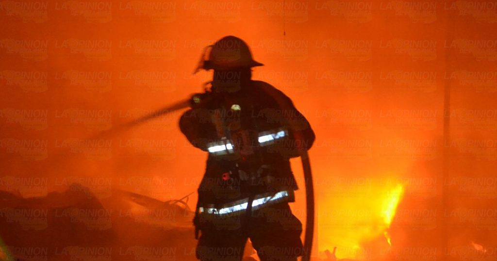 Espectacular incendio acaba con un almacén; en la Morelos.