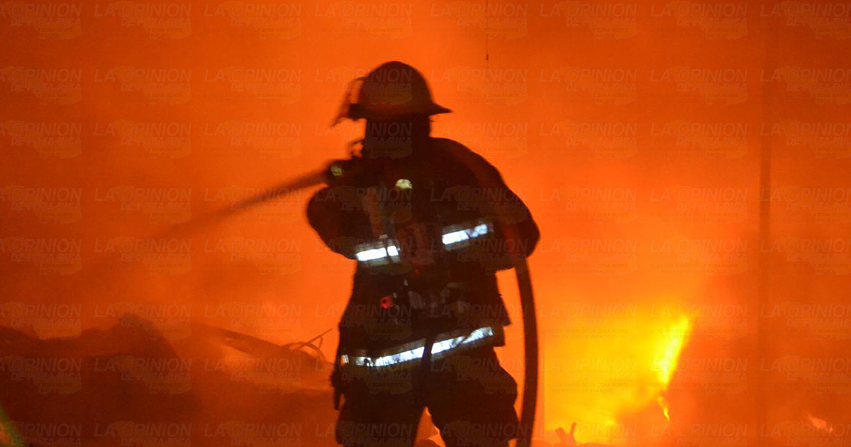 Espectacular incendio acaba con un almacén; en la Morelos.