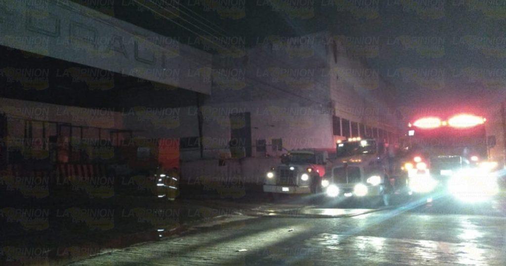Espectacular incendio acaba con un almacén; en la Morelos.
