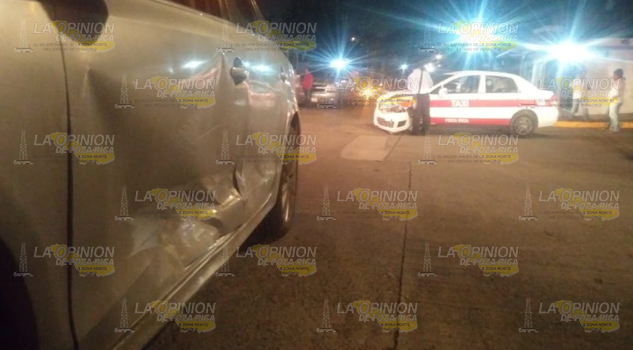 Dos menores lesionados en choque de taxi contra Jetta en la Ruiz de Coatzintla