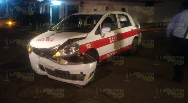 Dos menores lesionados en choque de taxi contra Jetta en la Ruiz de Coatzintla
