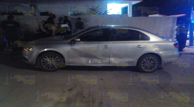 Dos menores lesionados en choque de taxi contra Jetta en la Ruiz de Coatzintla