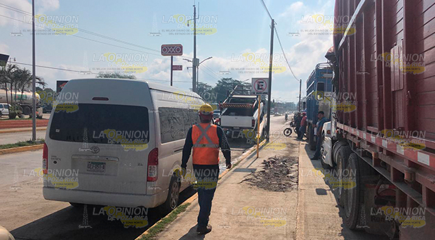 Tránsito moviliza vehículos mal estacionados