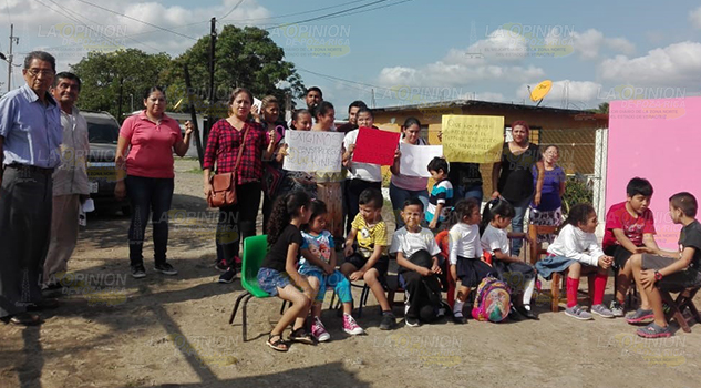 Padres de familia exigen edificio para jardin de niños en Naranjos