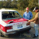 Veloz motociclista se impacta contra taxi en Álamo
