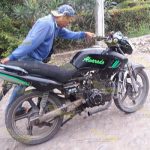 Veloz motociclista se impacta contra taxi en Álamo