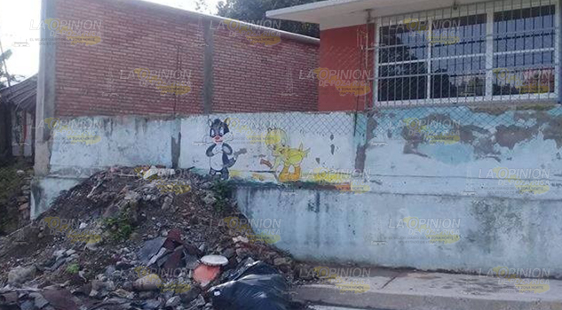 Padres de familia acusan desvío de recursos de preescolar en Mecatlán