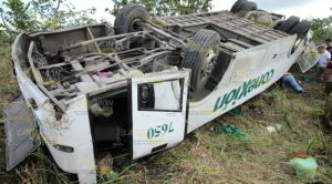 Vuelca autobús: mueren dos y veinticinco resultan lesionados