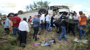 Vuelca autobús: mueren dos y veinticinco resultan lesionados