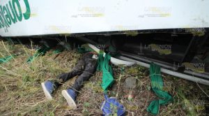 Vuelca autobús: mueren dos y veinticinco resultan lesionados