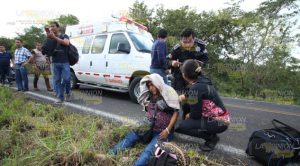 Vuelca autobús: mueren dos y veinticinco resultan lesionados