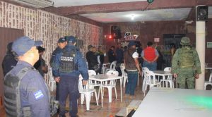 Revisan bares y cantinas en Papantla