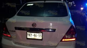 Por estacionarse en sentido contrario atropella a motociclista
