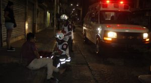 Camión de la basura atropella a electrisista al ser expulsado de un bar