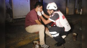 Camión de la basura atropella a electrisista al ser expulsado de un bar