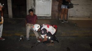 Camión de la basura atropella a electrisista al ser expulsado de un bar